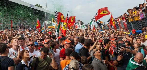 F1 crowd in Australia